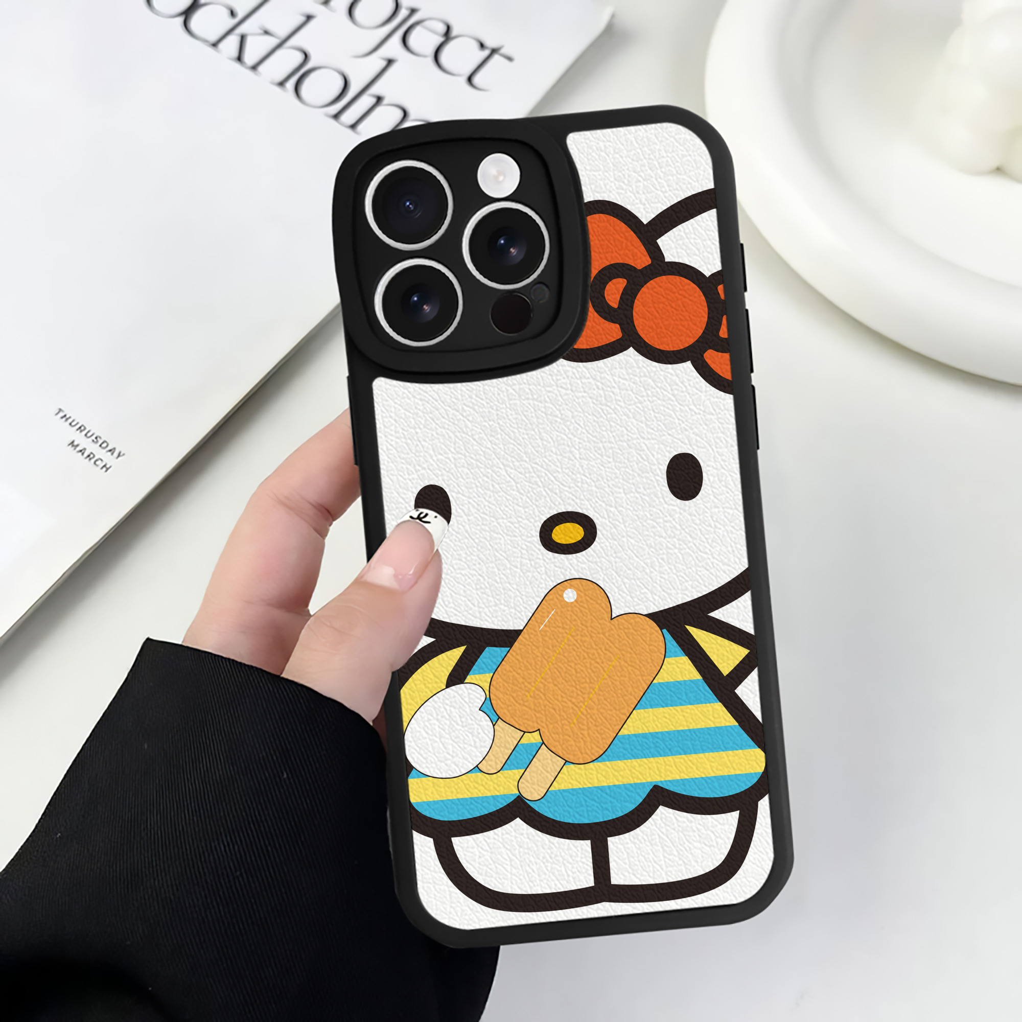 （画像用） Hello Kitty ハローキティ 【iPhone 16シリーズ対応】シリコンスマホケース（レザー調） 材質：シリコン